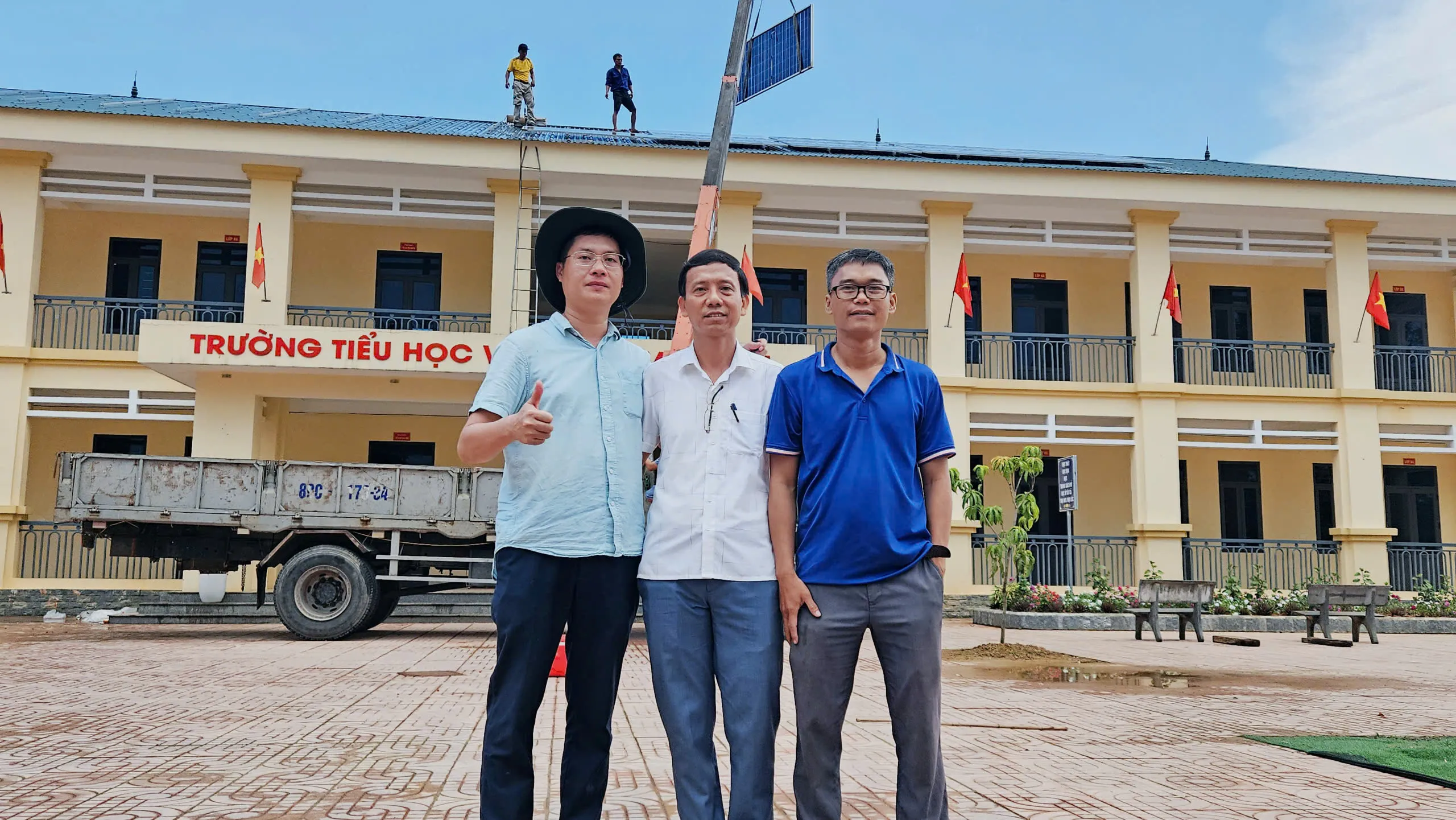 Đội thi công lắp đặt hệ thống điện mặt trời tại Trường TH&THCS Thanh Chi