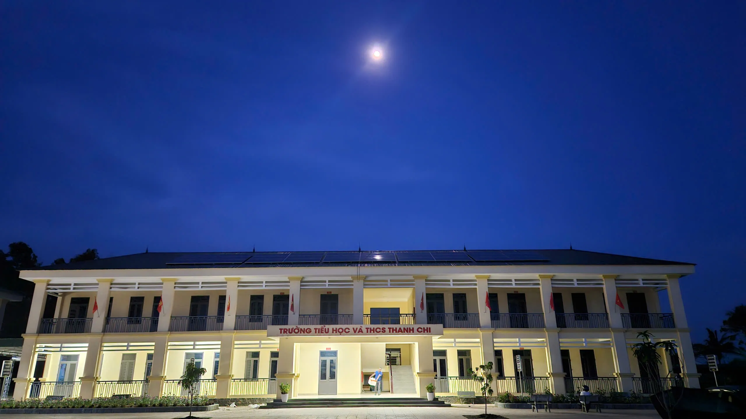 Trường TH&THCS Thanh Chi về đêm sau khi lắp đặt hoàn thành hệ thống điện mặt trời