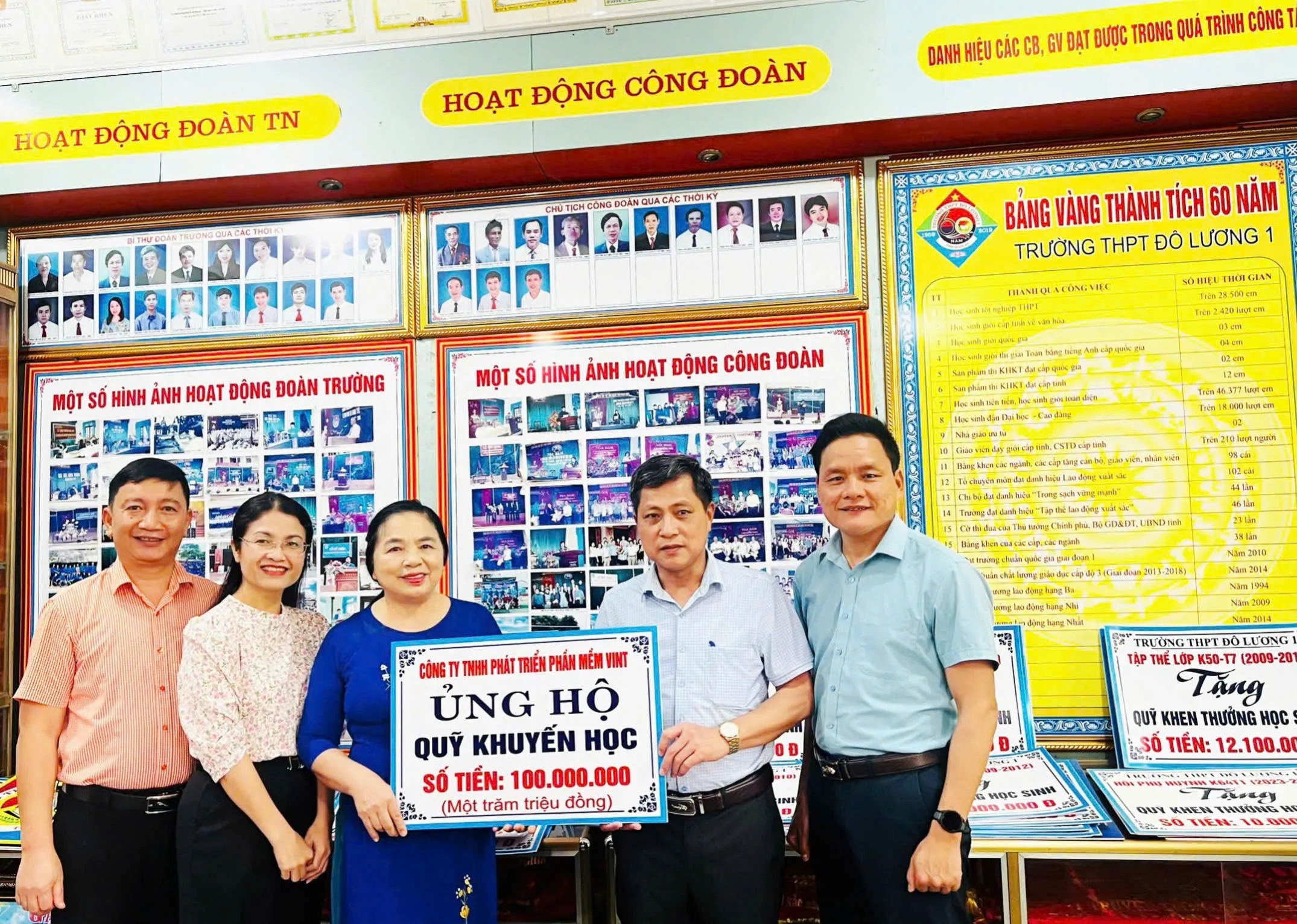 Lễ trao tặng 100 triệu đồng cho Trường THPT Đô Lương 1 – ảnh 1