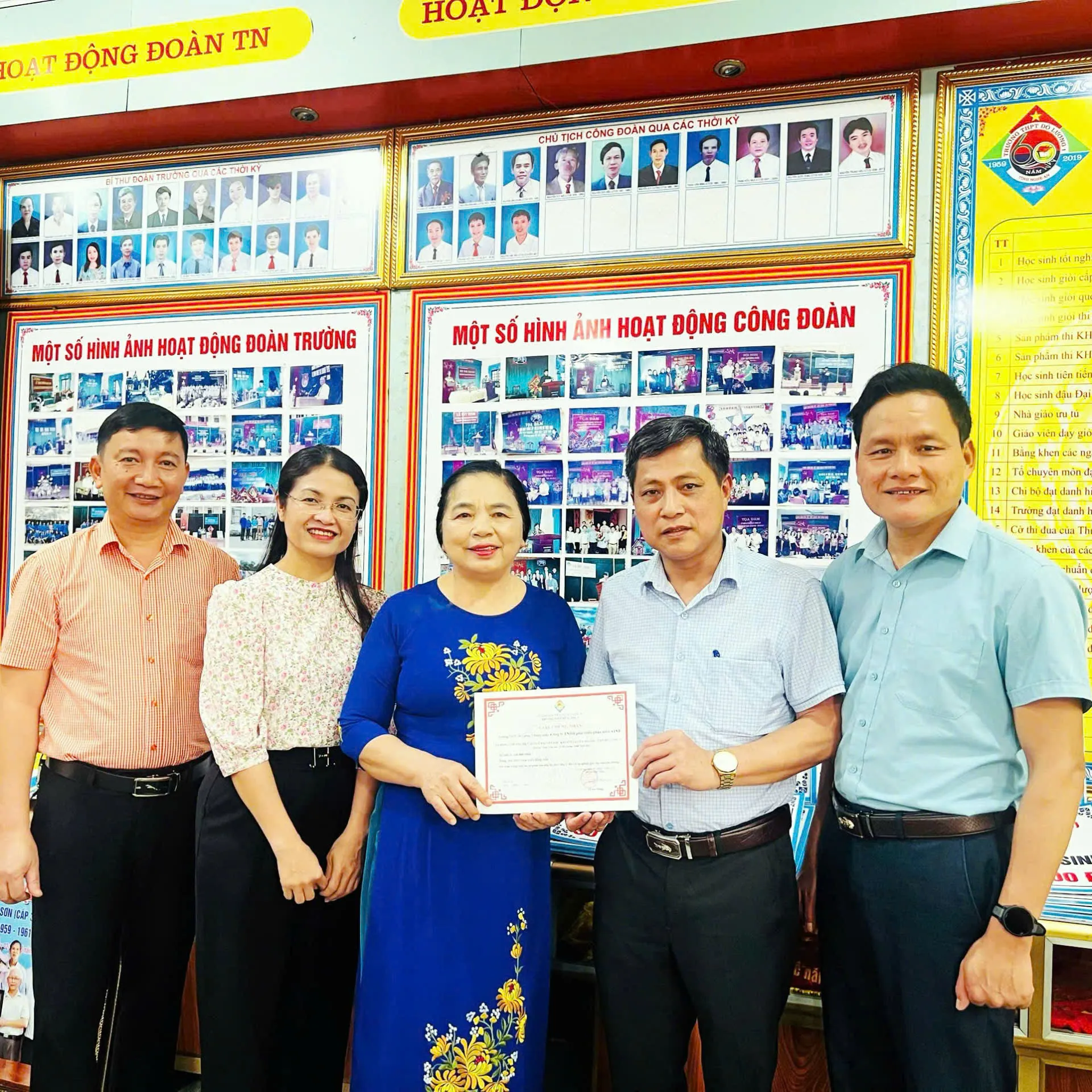 Lễ trao tặng 100 triệu đồng cho Trường THPT Đô Lương 1 – ảnh 2